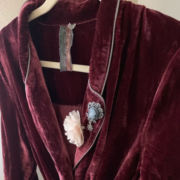 velvety ladies smoking jacket - Picture 2 of 5